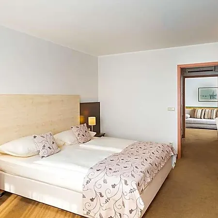 Qu Hotel, Trademark Collection By Wyndham Hotel